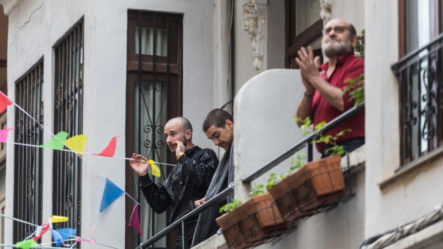 Gente en sus balcones en Valencia.