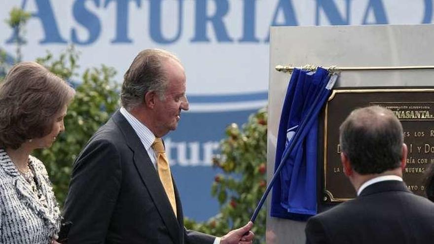 Doña Sofía, el entonces presidente del Principado, Álvarez Areces, y don Juan Carlos, durante la visita de los monarcas a Granda en 2006.