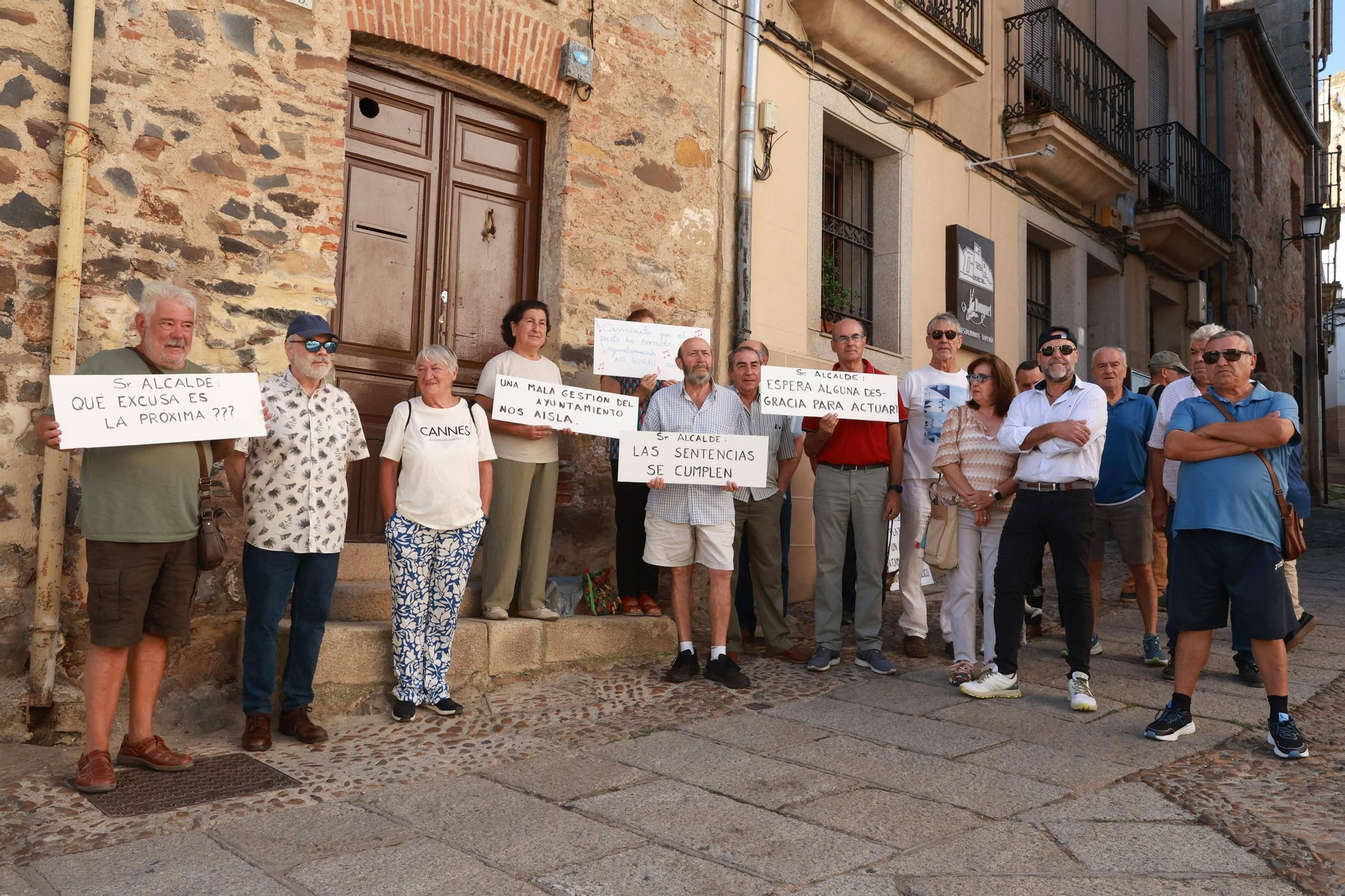 Así ha sido la protesta de los vecinos de Cuartos del Baño en Cáceres
