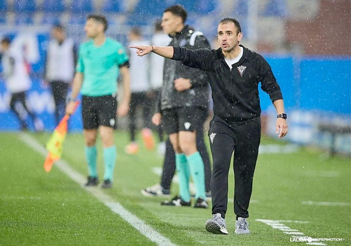 Muneta dirige al Mirandés durante un encuentro.