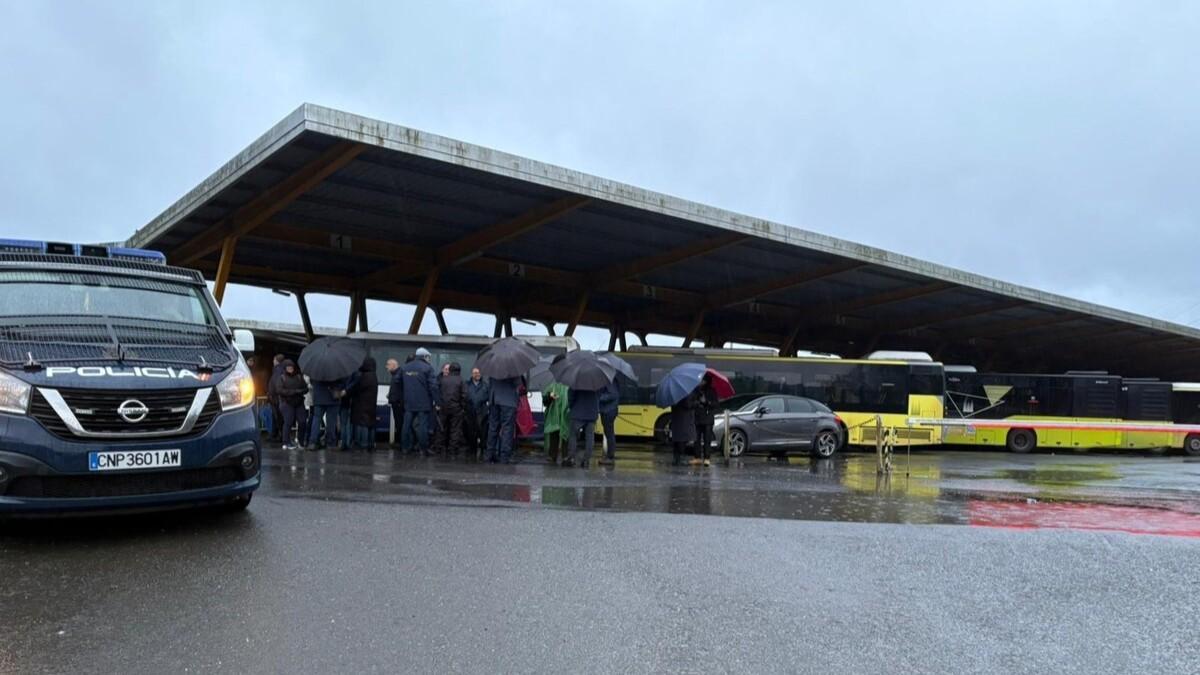 Imagen de este martes de las cocheras de Amio, con los piquetes impidiendo la salida de los autobuses urbanos