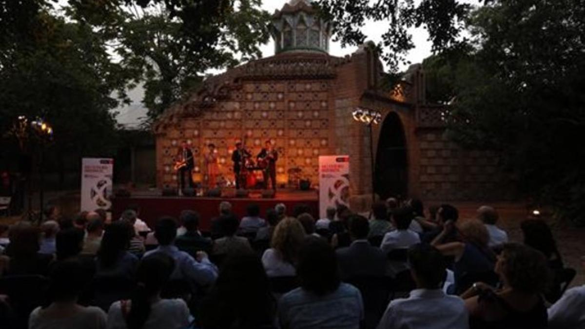 Concierto de Saphie Wells y The Swing Cats, anoche en los pabellones Güell.