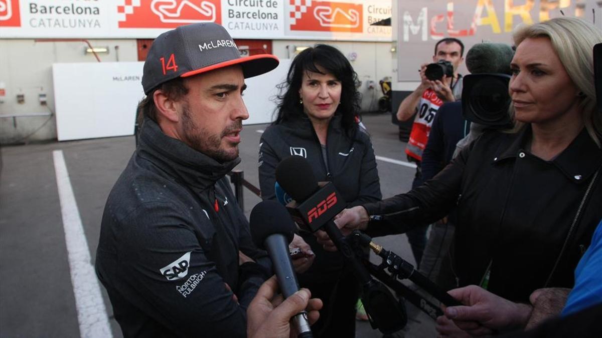 Fernando Alonso, atendiendo a los medios en Montmeló