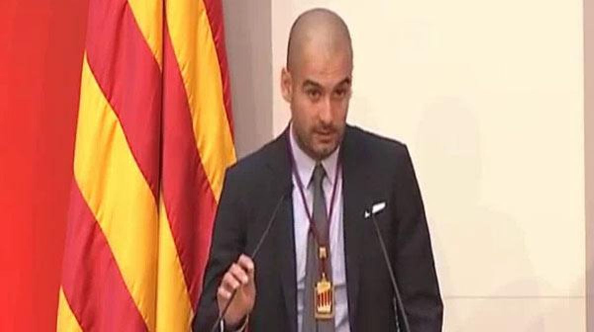 Pep Guardiola pronuncia un discurs en rebre el reconeixement al Parlament de Catalunya.