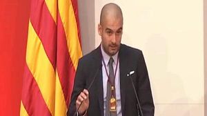 Pep Guardiola pronuncia un discurs en rebre el reconeixement al Parlament de Catalunya.