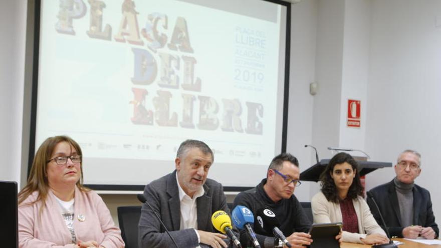 La Generalitat suple al Ayuntamiento de Alicante en la Plaça del Llibre