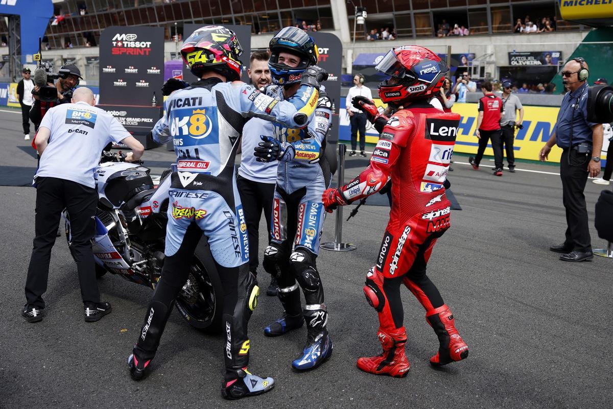 Fermín Aldeguer celebra con Álex Márquez y Marc Márquez su primer podio en MotoGP
