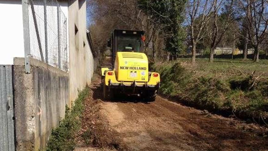 Acometen obras de mantenimiento en la pista de Carragoso a Cotarelo y O Souto