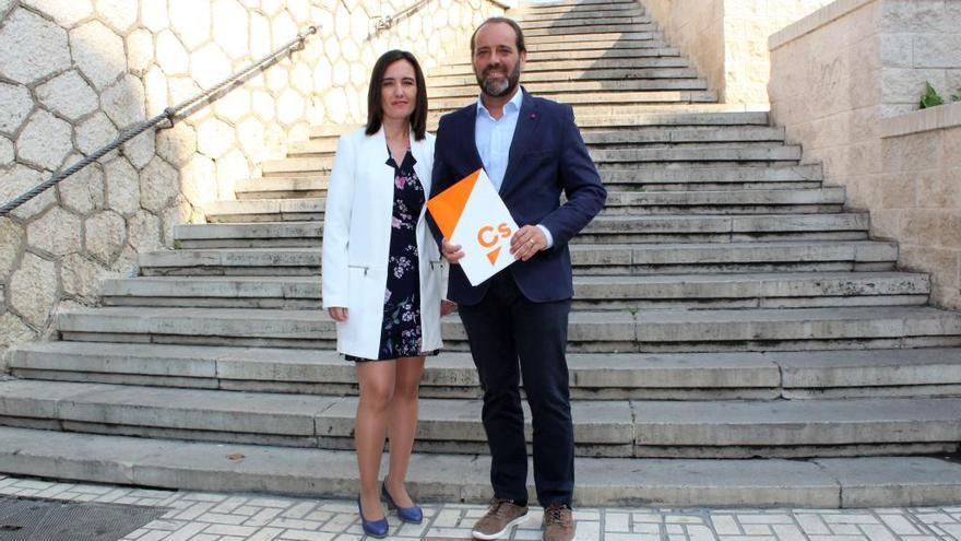 La vocal del Distrito Centro de Ciudadanos, María Jesús Palacios, y el portavoz del grupo municipal, Juan Cassá.