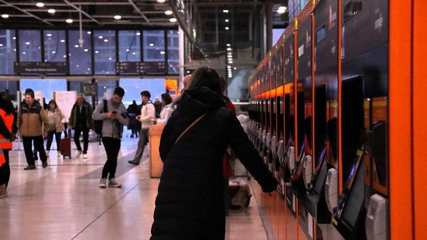 Desconfianza entre los usuarios en Sants, aunque Rodalies vaya algo mejor: "Vivimos cada día con incertidumbre"