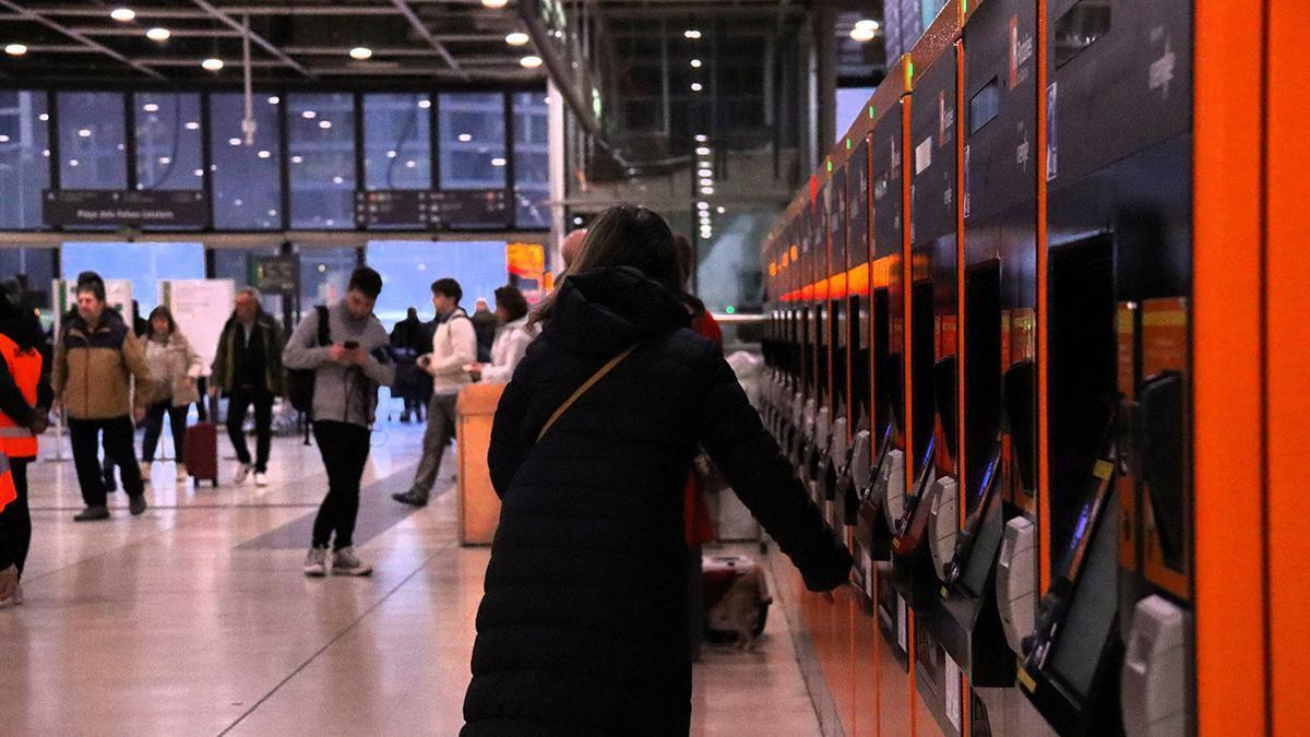 Desconfianza entre los usuarios en Sants, aunque Rodalies vaya algo mejor: "Vivimos cada día con incertidumbre"