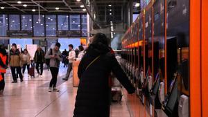 Desconfianza entre los usuarios en Sants, aunque Rodalies vaya algo mejor: "Vivimos cada día con incertidumbre"