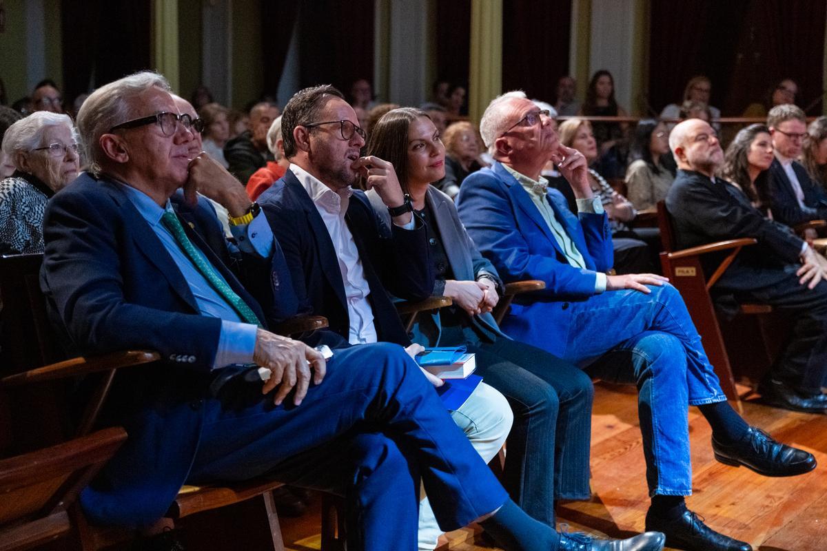 Representantes institucionales y ponentes, durante la jornada en el Teatro Consistorial de Gáldar.