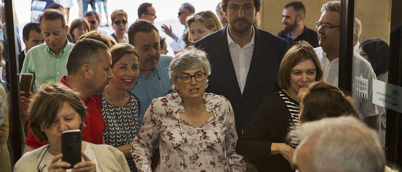 Ana González llega acompañada del edil Alberto Ferrao a un acto de homenaje a maestros jubilados de Gijón, en 2019.