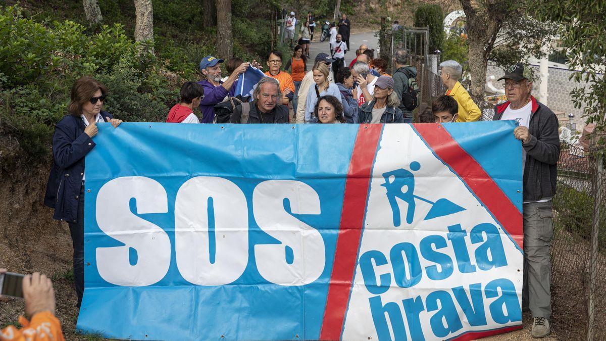 Tensió entre ecologistes de SOS Costa Brava i seguretat privada al camí de ronda de Can Juncadella