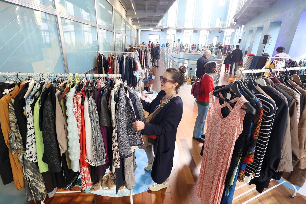 Cientos de pontevedreses aprovecharon ayer las últimas oportunidades en la despedida del mercadillo.