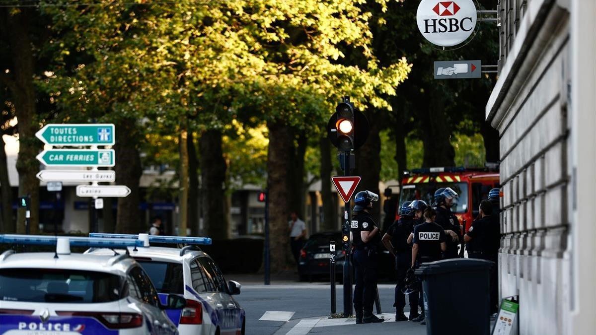 Agentes de policía franceses, a las afueras del banco secuestrado por un hombre armado en Le Havre, el 6 de agosto del 2020