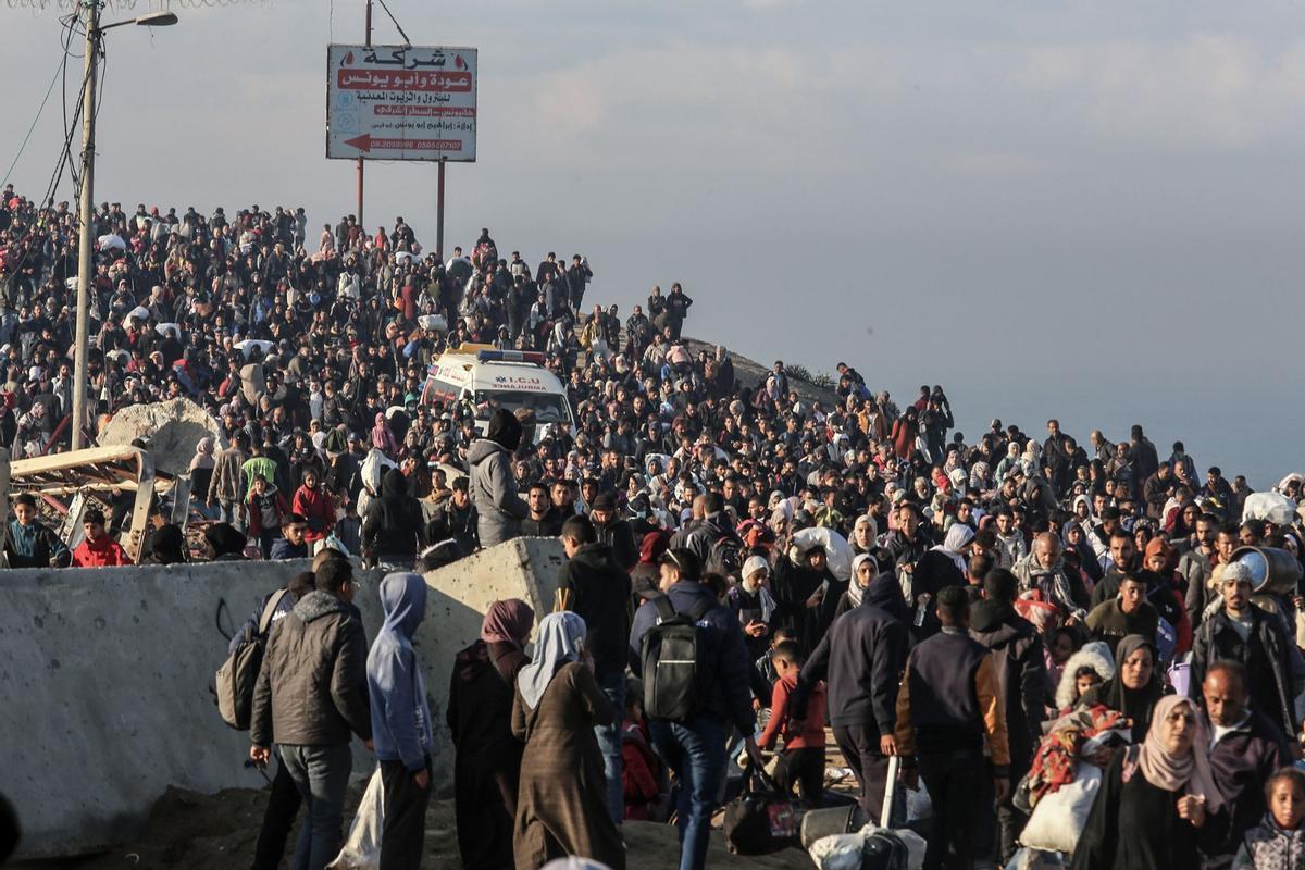 Palestinos desplazados regresan a sus hogares al norte de una Gaza ...