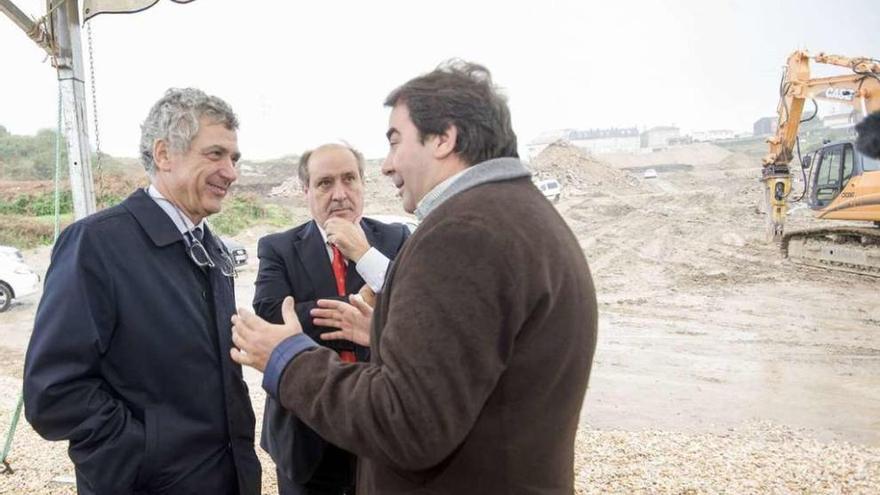 José García Liñares (centro) y Carlos Negreira (dcha.), en una visita a la obra de Visma en 2014 con Ángel Villar.