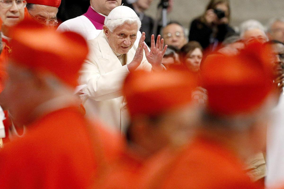 El papa emérito Benedicto XVI en la ceremonia consistorial en la basílica de San Pedro, el 22 de febrero del 2014.