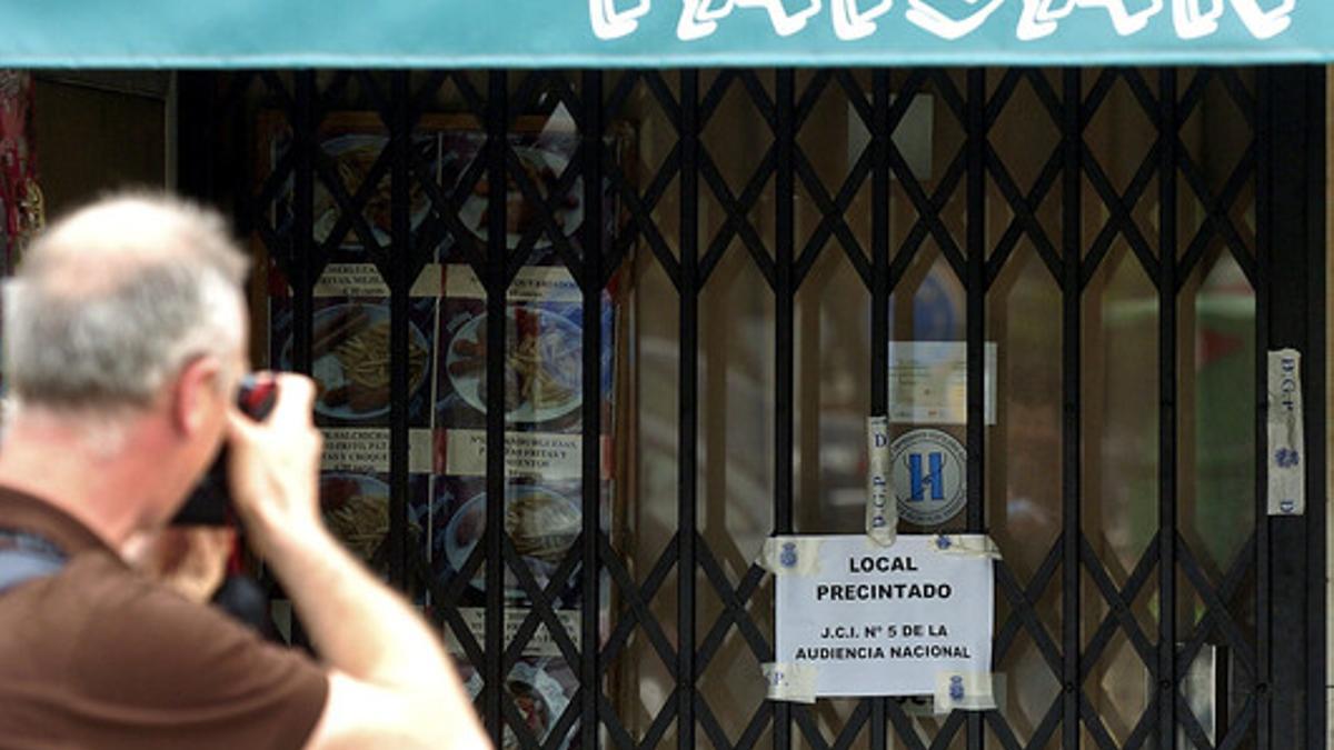 Entrada del bar Faisán, precintado por la Audiencia Nacional, en Irún.