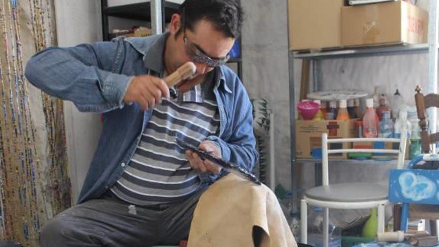 Taller de señalética con huellas de animales para crear una senda en las Cuevas del Rodeo