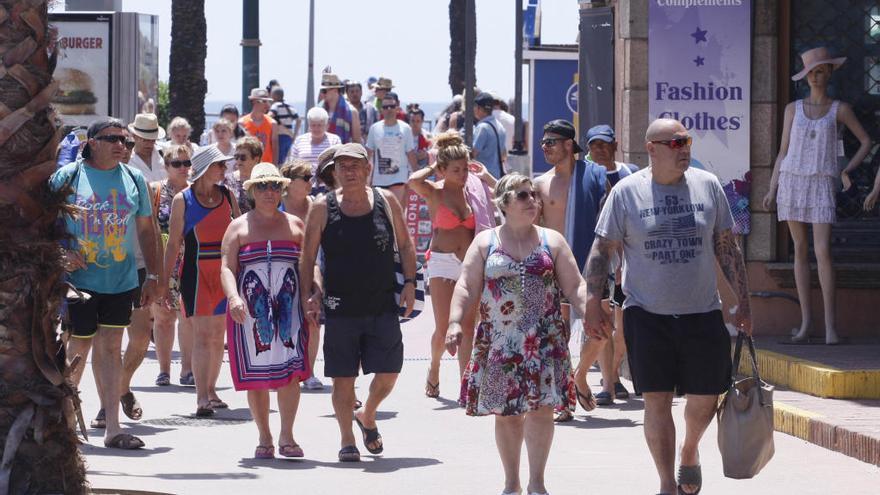 Compradors a Lloret de Mar en una imatge d&#039;arxiu