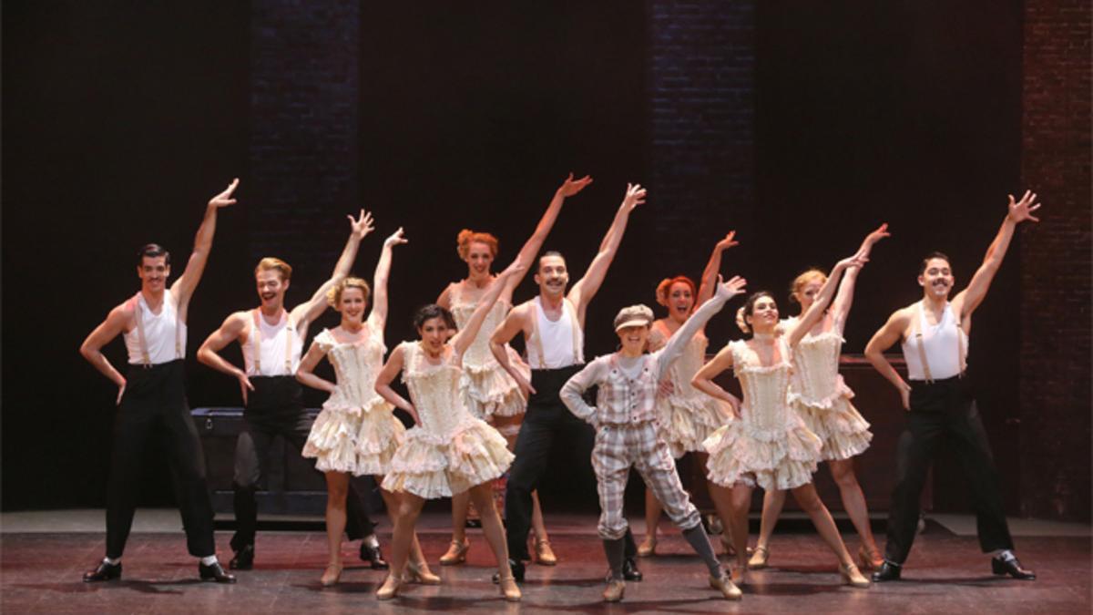 Los bailarines de 'Moustache', durante uno de los números claqueteros del musical