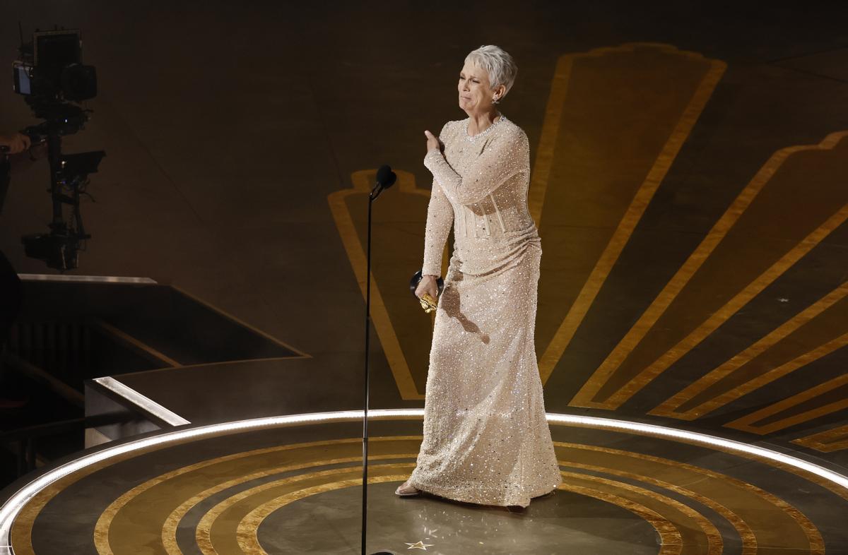 Hollywood (United States), 13/03/2023.- Jamie Lee Curtis celebrates after winning the Oscar for Actress in a Supporting Role for ’Everything Everywhere All at Once’ during the 95th annual Academy Awards ceremony at the Dolby Theatre in Hollywood, Los Angeles, California, USA, 12 March 2023. The Oscars are presented for outstanding individual or collective efforts in filmmaking in 24 categories. (Estados Unidos) EFE/EPA/ETIENNE LAURENT