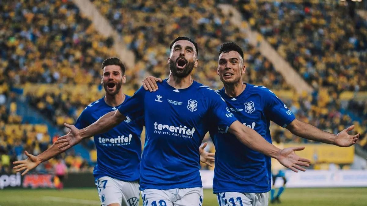 Gallego celebra uno de sus dos goles a Las Palmas en el duelo de vuelta de 'playoff' de la 22/23.
