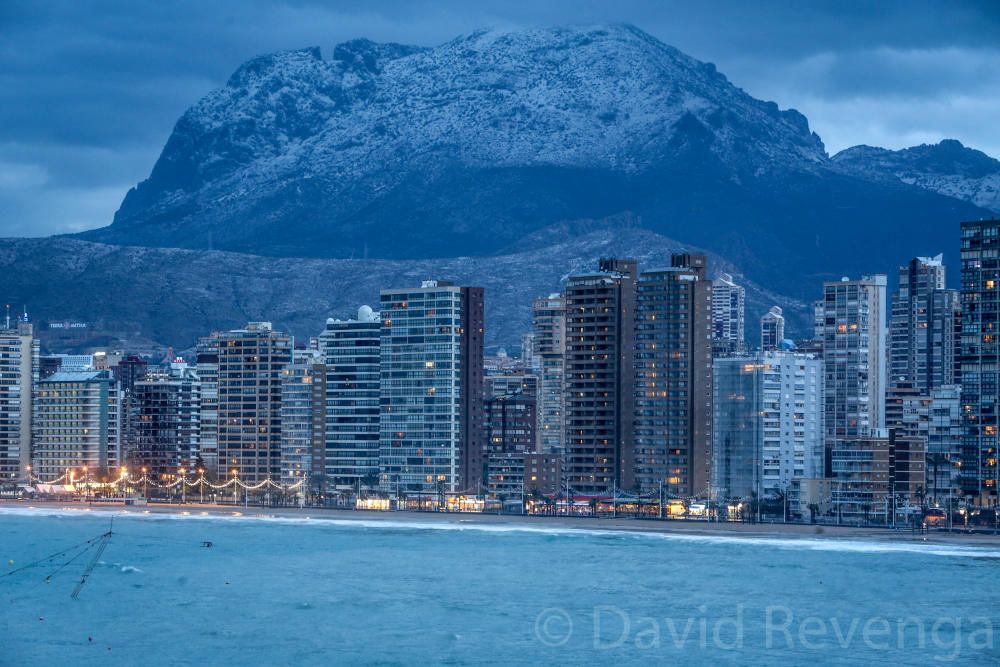 Una fuerte granizada cubre de blanco Benidorm