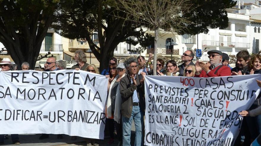 Els manifestants, dissabte, al passeig de Cadaqués.