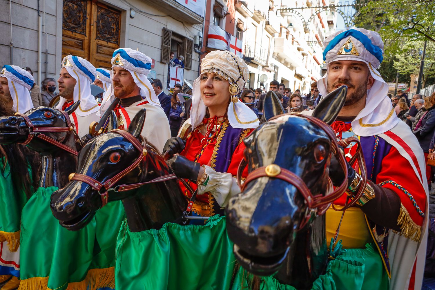 El desenfadado acto con caballos de cartón atrae cada año a un mayor número de espectadores