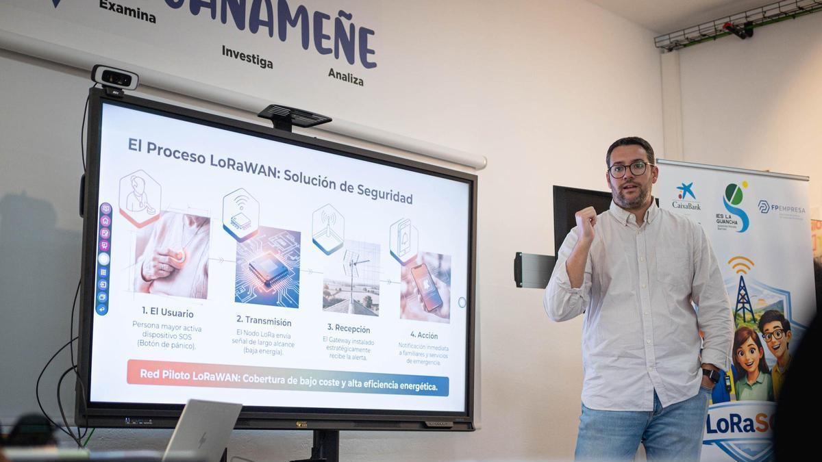 El coordinador de LoRaSos durante la exposición de la iniciativa ayer, en el IES San Marcos.