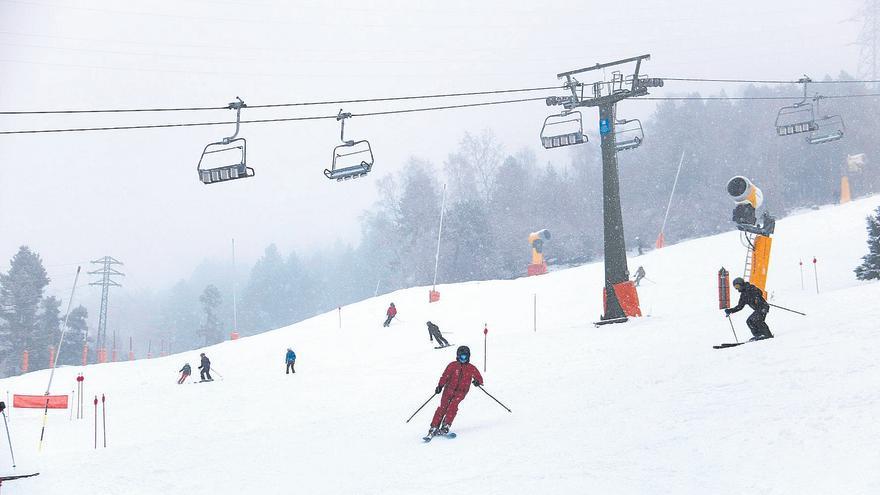 Primers esquiadors de la temporada baixant una pista de Baqueira Beret aquesta setmana. ALBA MOR ACN