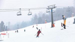 Primeros esquiadores de la temporada bajando una pista de Baqueira Beret esta semana.  ALBA MOR  ACN