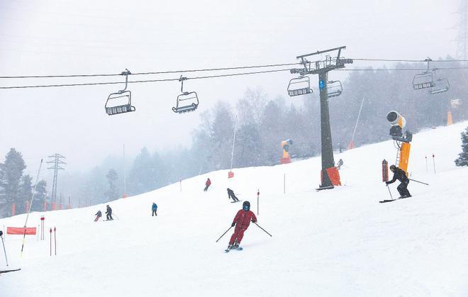Primeros esquiadores de la temporada bajando una pista de Baqueira Beret esta semana.  ALBA MOR  ACN