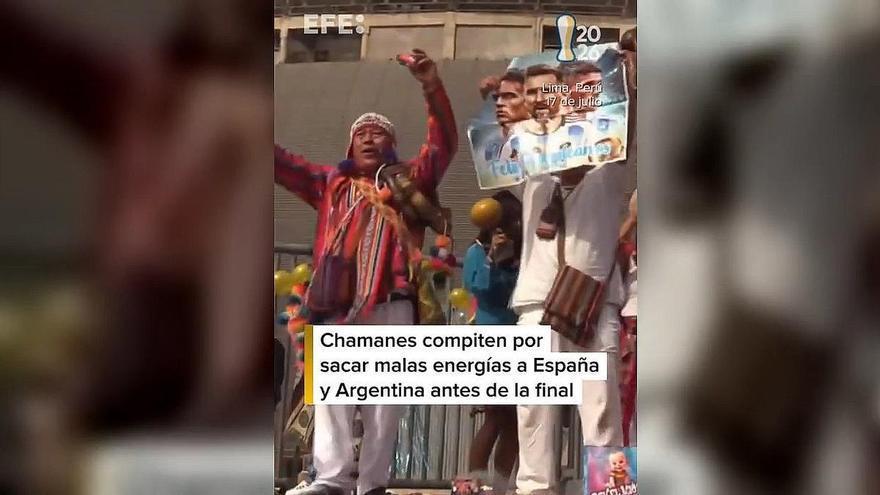 Chamanes y curanderos de Perú a un particular enfrentamiento místico para limpiar de malas energías a los futbolistas de las selecciones.