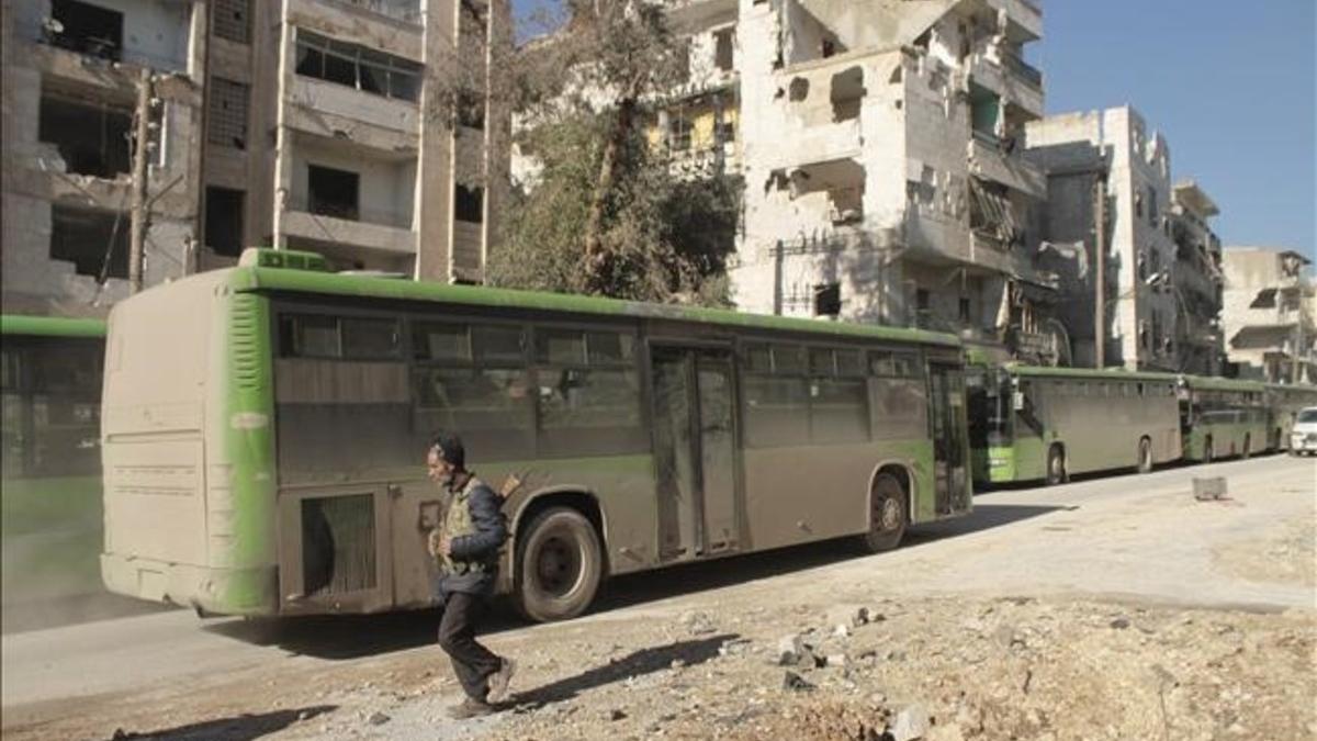 Convoy de autobuses que evacuan a civiles del este de la ciudad de Alepo