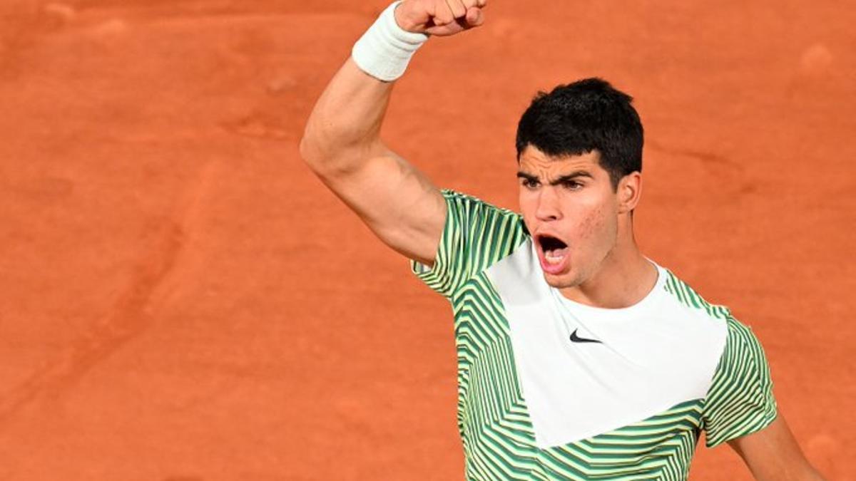 Alcaraz celebra su victoria ante Tsitsipas.