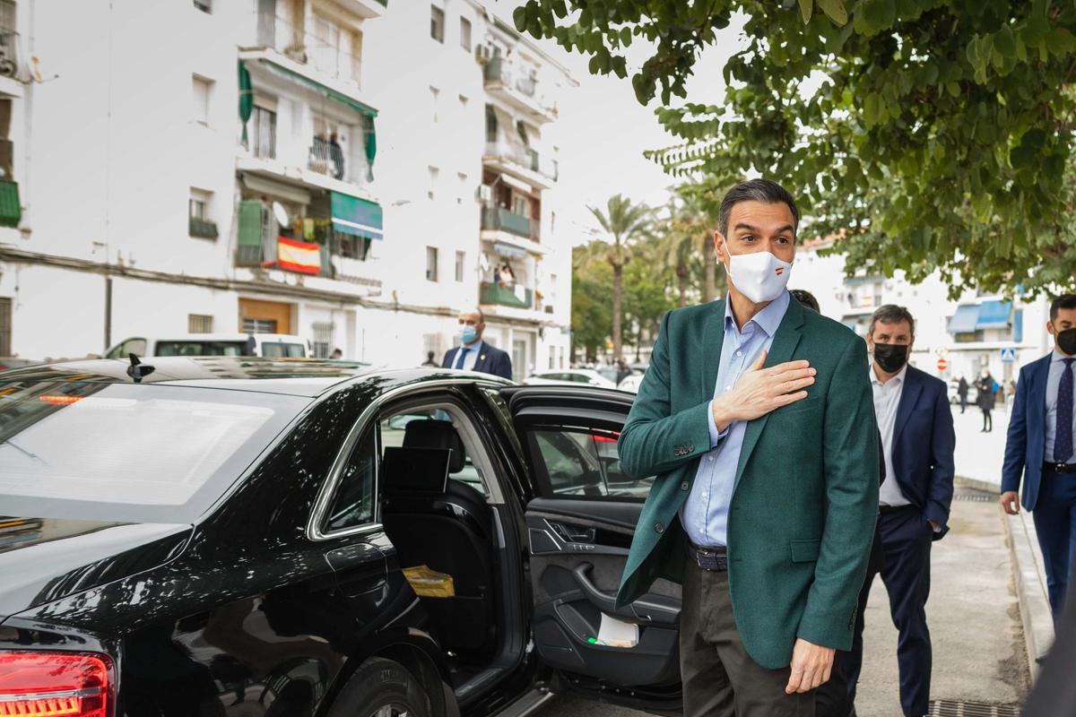 Pedro Sánchez, en el barrio de San Antón en Elche, en 2022