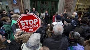 Un grupo de personas muestra su rechazo en un desahucio en Barcelona.