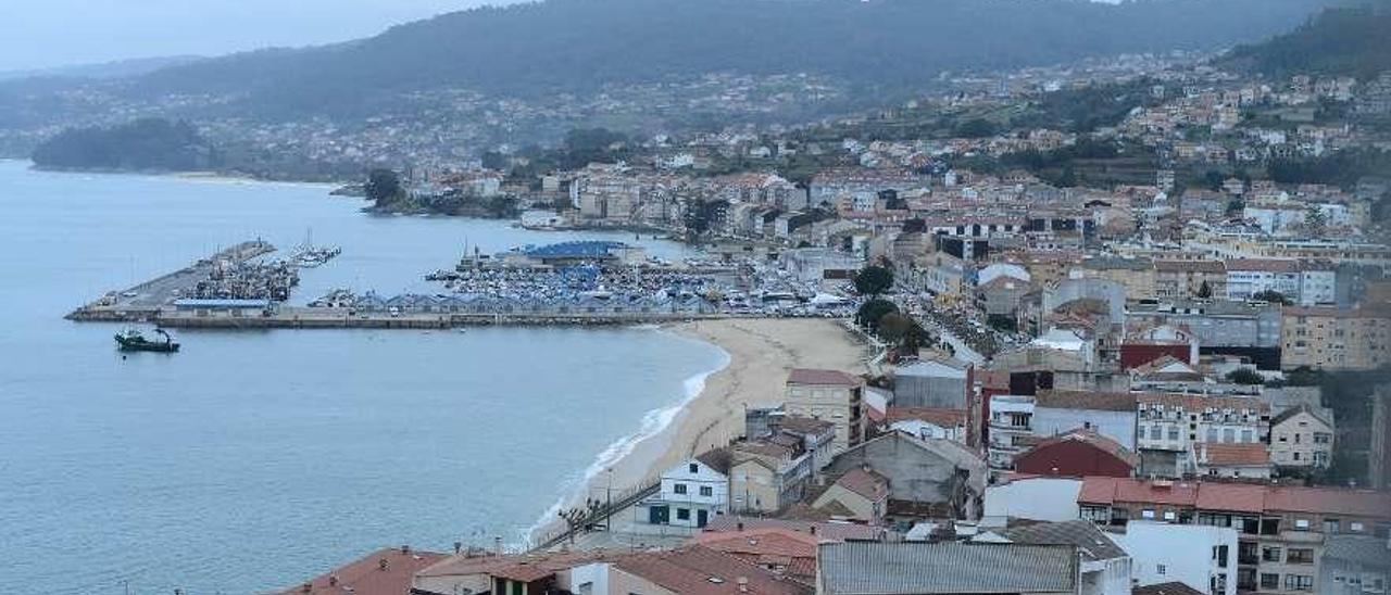 Una vista del frente litoral de Bueu, que el Concello pide desafectar del plan de usos de Portos. // G.N.