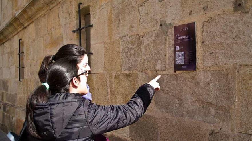 Dos mujeres observan la renombrada plaza de Rosa Luxemburgo, en Claudio Moyano.