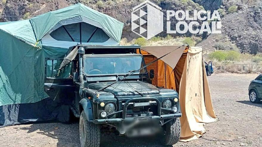 Montan el primer &#039;hotel&#039; en Las Teresitas: la Policía desaloja una enorme caseta de campaña en la playa chicharrera