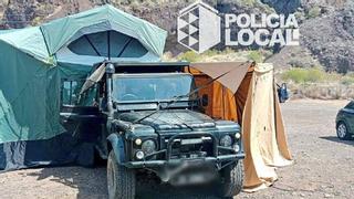 Montan el primer 'hotel' en Las Teresitas: la Policía desaloja una enorme caseta de campaña en la playa chicharrera