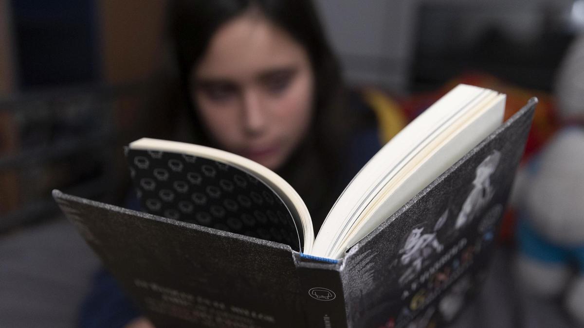 Barcelona 08/02/2023 Tema sobre compresión lectora. Lo mal que van los chavales en compresión lectora, adolescentes de entre 11-12 años mas o menos. En la foto, un chico de 12 años leyendo un libro FOTO de FERRAN NADEU