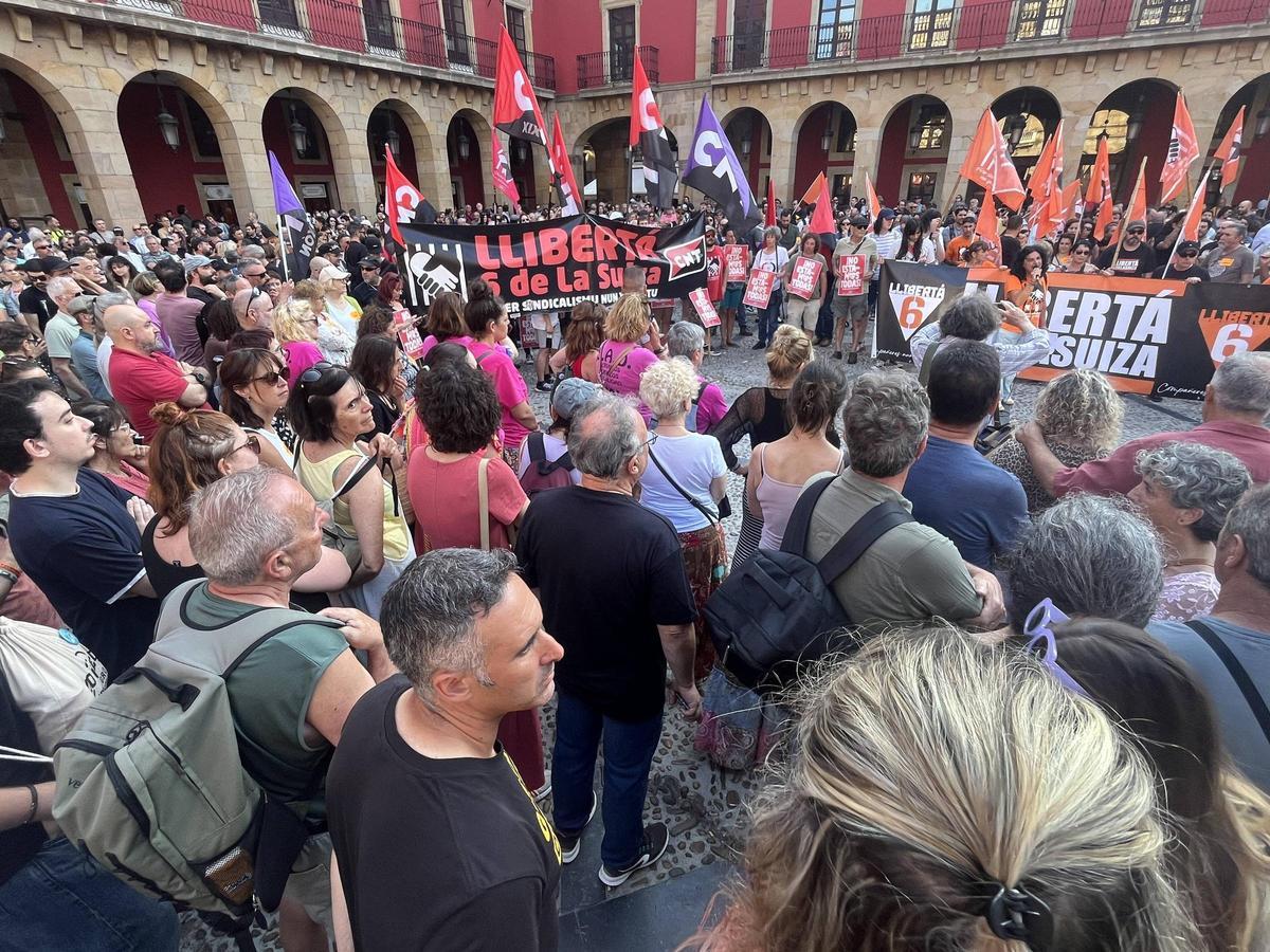 Una de las protestas en la plaza Mayor en defensa de "Las 6 de La Suiza".