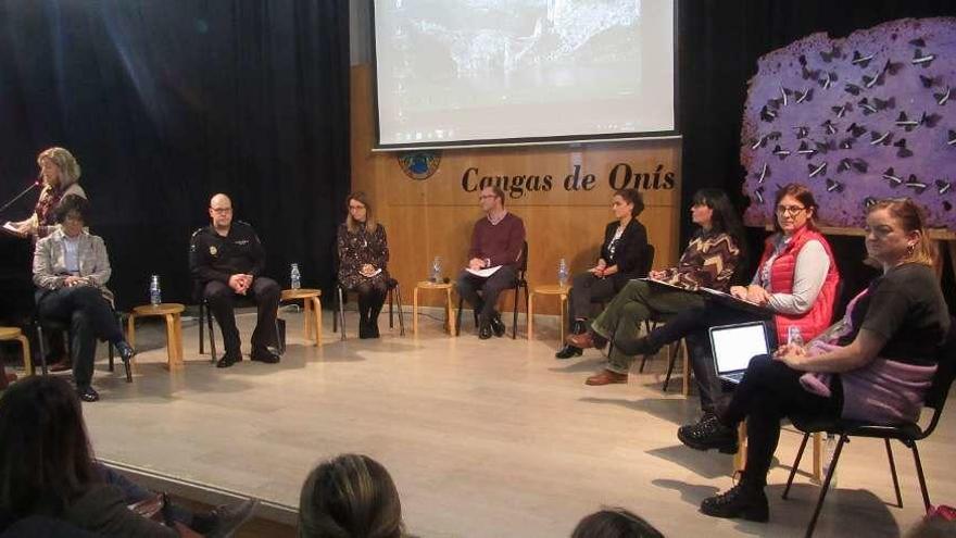 La mesa redonda celebrada ayer en Cangas de Onís.