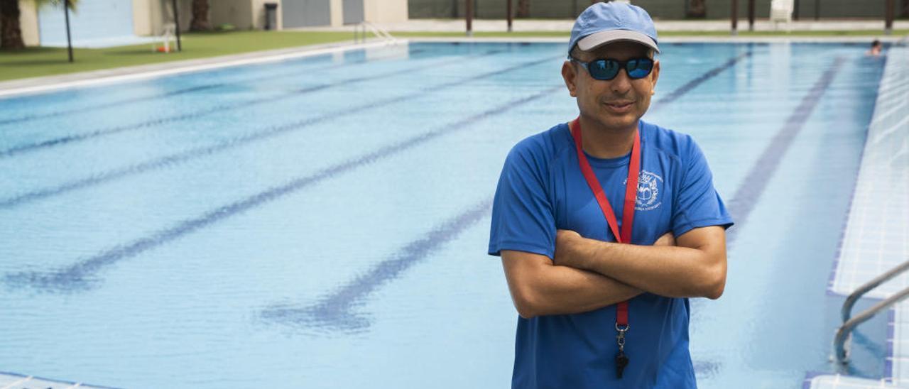 Roger Zúñiga, socorrista en la piscina de Beniparrell.